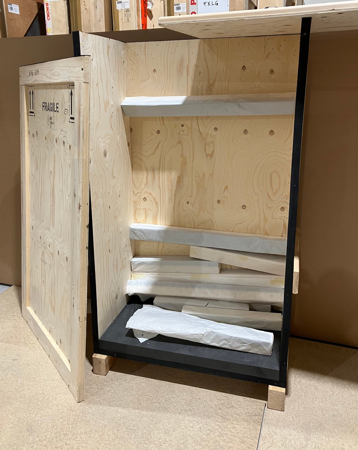 Used Object case 89 x 55 x 157 cms (LDH)