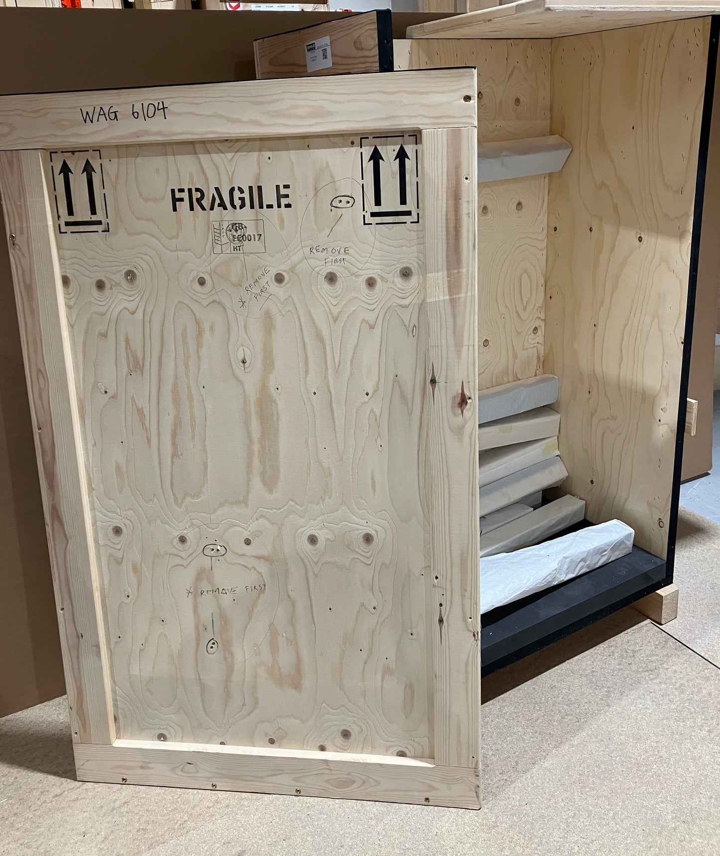 Used Object case 89 x 55 x 157 cms (LDH)