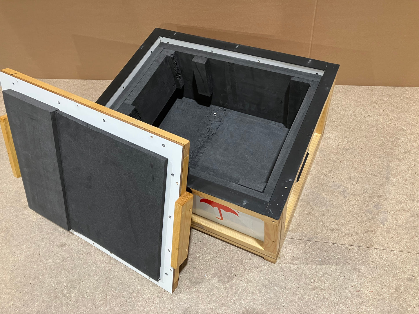 Used object case 60 x 46 x 33 cms (LDH)